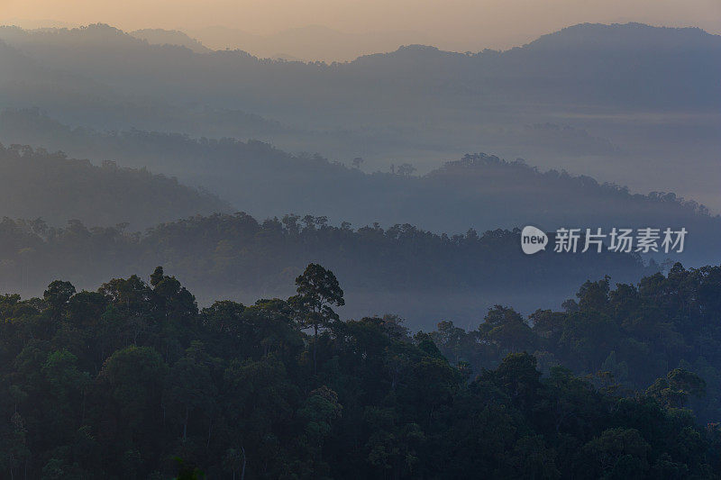 泰国keng kachan国家公园panothung的山峦上的薄雾美景